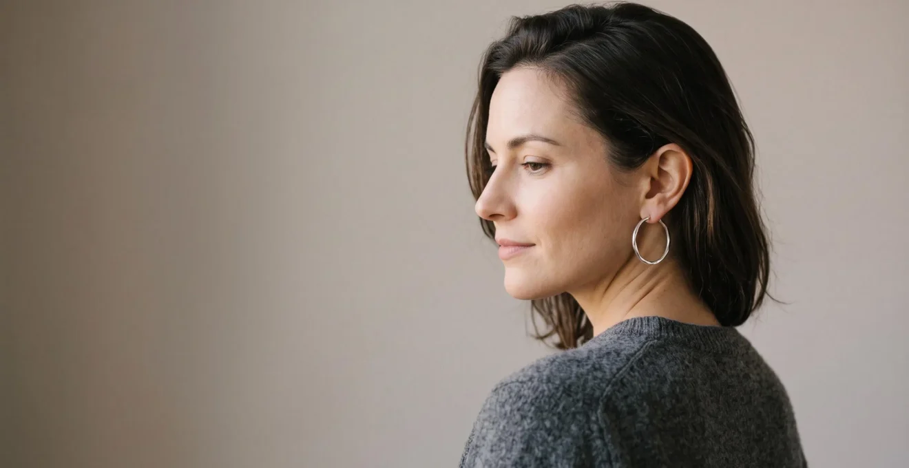 Mujer con pendientes elegantes y minimalistas, retrato editorial que transmite comodidad durante todo el día