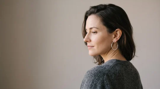 Mujer con pendientes elegantes y minimalistas, retrato editorial que transmite comodidad durante todo el día